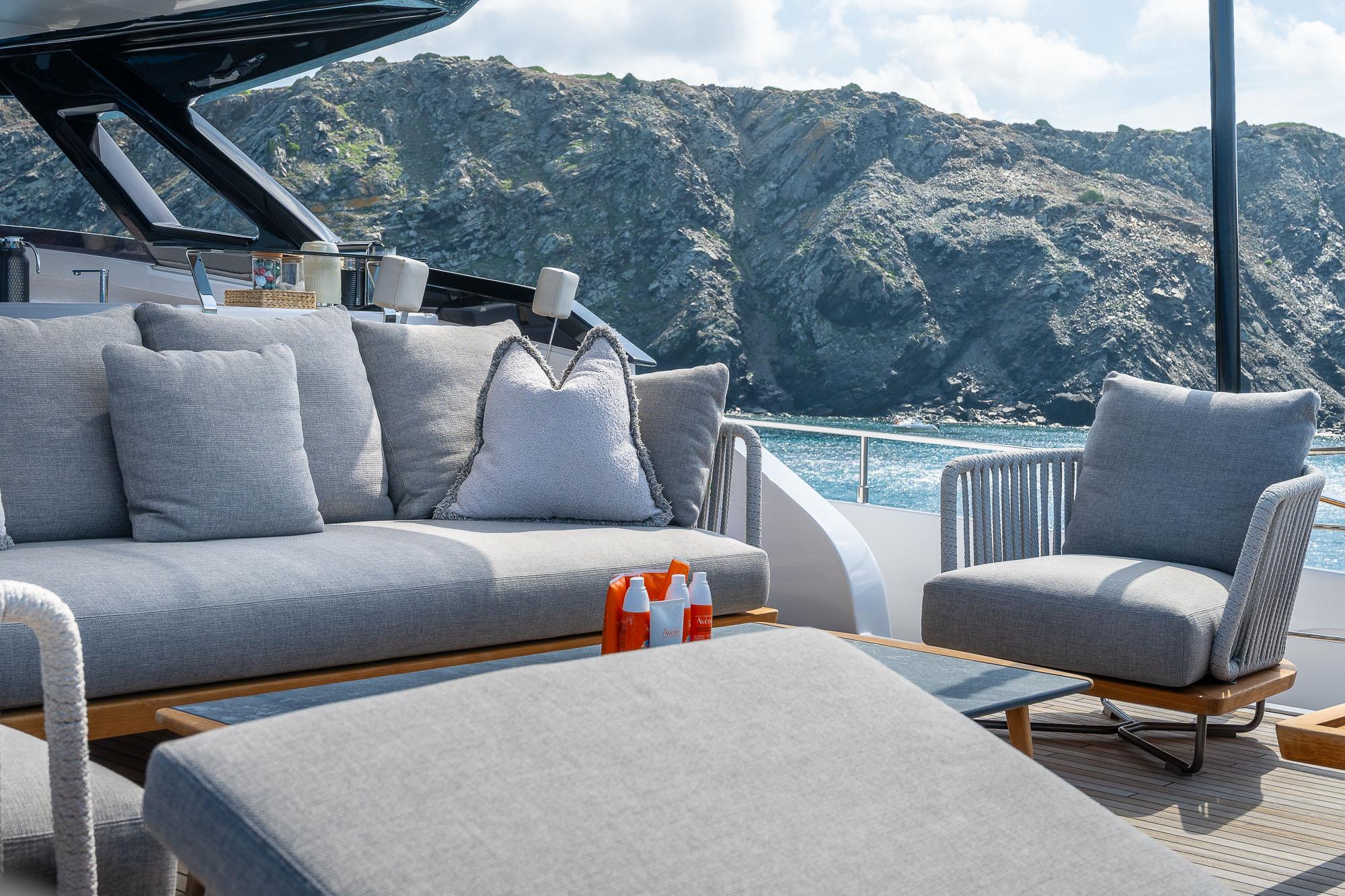 2025 FERRETTI YACHTS 1000 